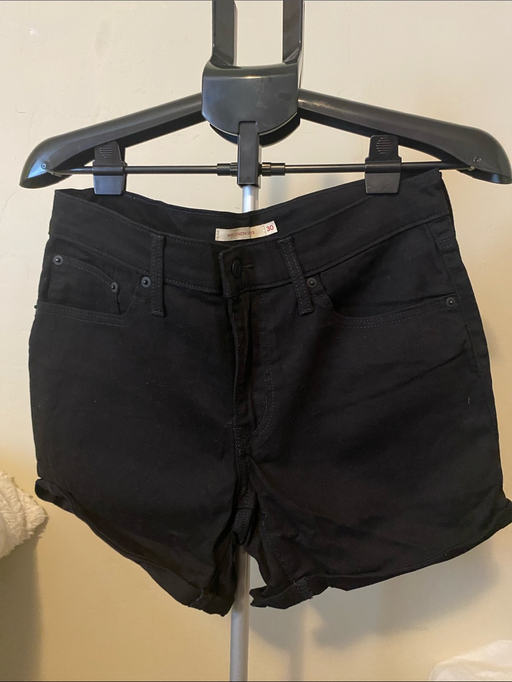NWOT LEVI’S WOMENS BLACK SHORTS SIZE 30